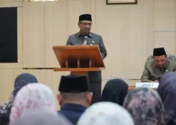 Sekda Pandeglang Ali Fahmi Sumanta, memberikan arahan usai melantik puluhan pejabat di lingkungan Pemkab Pandeglang, Kamis (19/10/2023). (FAHRIE/SATELITNEWS.COM)