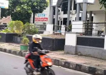Seorang pengendara motor, melintas di depan kantor BPKD Kabupaten Pandeglang, Kamis (19/10/2023). (FAHRIE/SATELITNEWS.COM)