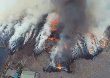 BNPB Kirimkan Helikopter Waterbombing Untuk Padamkan Kebakaran TPA Rawa Kucing