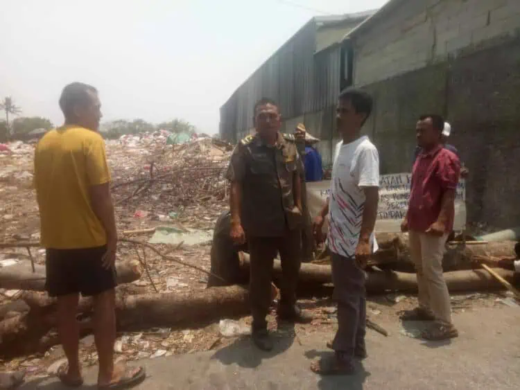 Keluhkan Bau Sampah, Warga Buaran Bambu Geruduk Kantor Desa