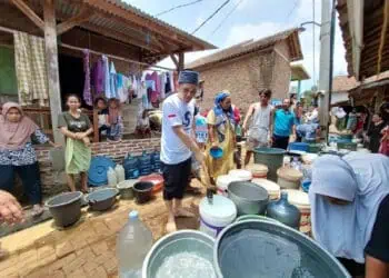 Sejumlah warga di Pandeglang, mengantre mendapatkan air bersih, beberapa waktu lalu. (ISTIMEWA)