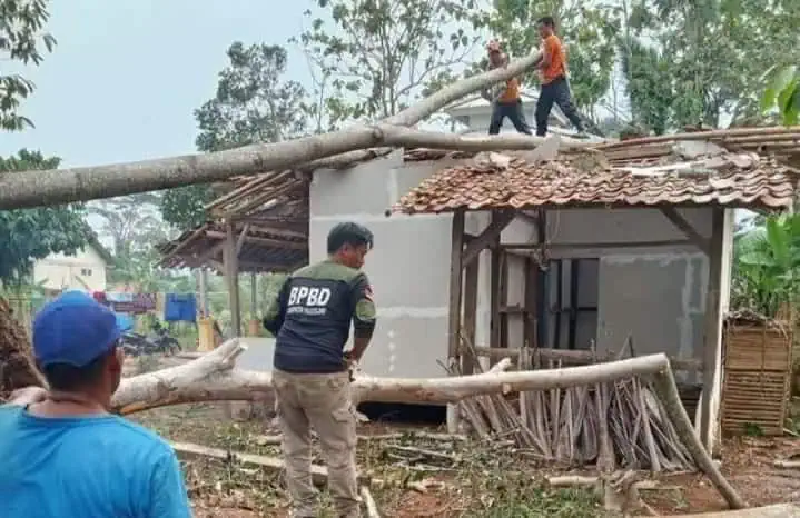 Penanganan Puting Beliung di Pandeglang Belum Usai, Tim Gabungan Masih Melakukan Evakuasi