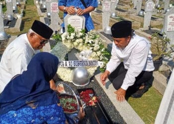 Jajaran pengurus Perkumpulan Urang Banten (PUB), secara serentak melakukan ziarah ke sejumlah makam para tokoh pendiri dan pahlawan nasional Provinsi Banten dalam rangka memperingati HUT PUB yang ke-5. (ISTIMEWA)