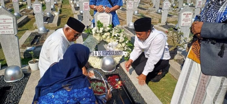 Jajaran pengurus Perkumpulan Urang Banten (PUB), secara serentak melakukan ziarah ke sejumlah makam para tokoh pendiri dan pahlawan nasional Provinsi Banten dalam rangka memperingati HUT PUB yang ke-5. (ISTIMEWA)