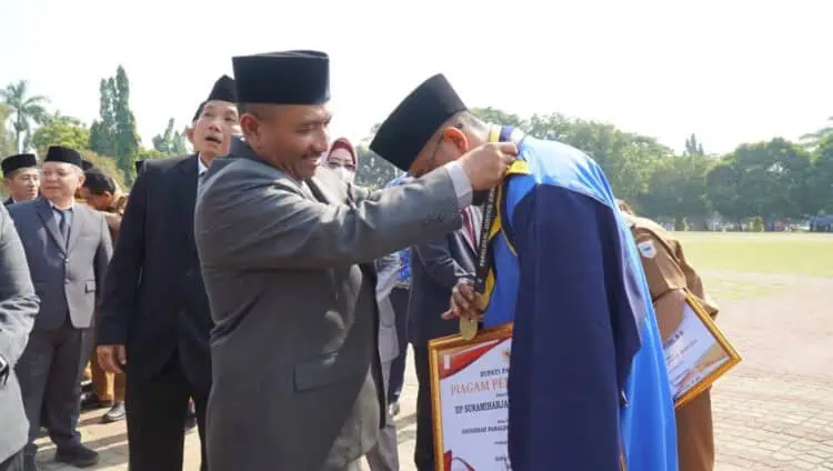 Sekda Pandeglang Ali Fahmi Sumanta, memberikan penghargaan di acara Peringatan Sumpah Pemuda, di Alun-alun setempat, Senin (30/10/2023). (FAHRIE/SATELITNEWS.COM)