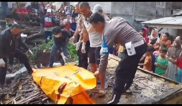 Petugas kepolisian mengevakuasi korban hangus, akibat rumahnya kebakaran, di Desa Kadudampit, Kecamatan Saketi, Kabupaten Pandeglang, Jumat (6/10/2023). (ISTIMEWA)
