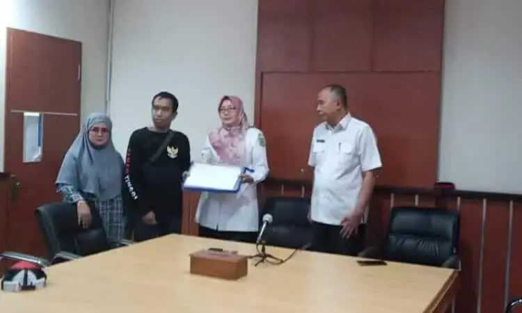 Warga Tanah Tinggi Tangerang Gelar Aksi Tuntut Pembangunan GOR Warga Tanah Tinggi Tangerang Gelar Aksi Tuntut Pembangunan GOR