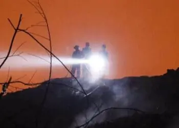 Pantang Pulang Sebelum Padam, Petugas Damkar Masih Berjibaku Hingga Tengah Malam