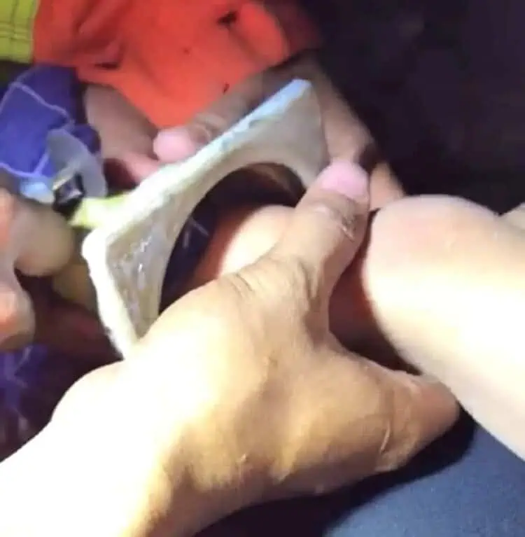 Kaki Bayi Terjepit Lubang Air Kamar Mandi, Damkar Tangsel Turun Tangan