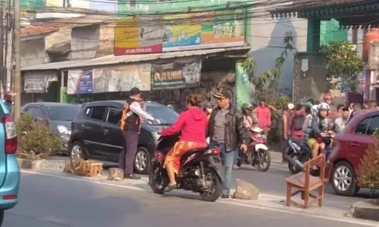 Seorang Ibu Tewas Ditabrak Pengendara saat Menyebrang Jalan di Pamulang