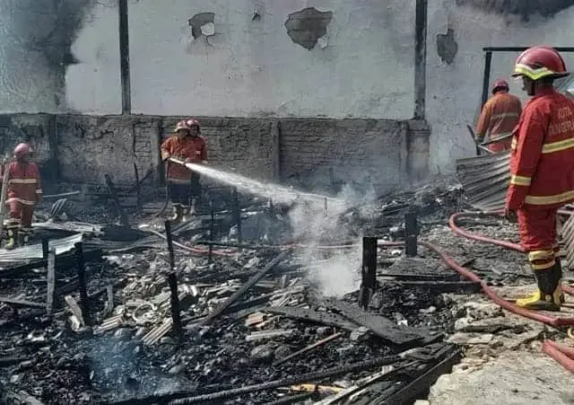 Tempat Jualannya Terbakar, Pemilik Warung Pecel Lele di Pinang Tangerang Pingsan