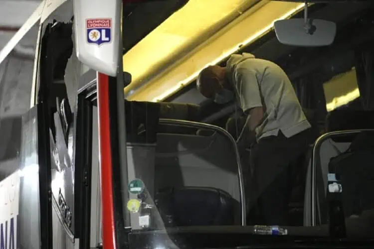 Bus Lyon Diserang, Pelatihnya Terluka