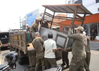 Satpol PP Kota Tangerang Tertibkan PKL Hingga Baliho