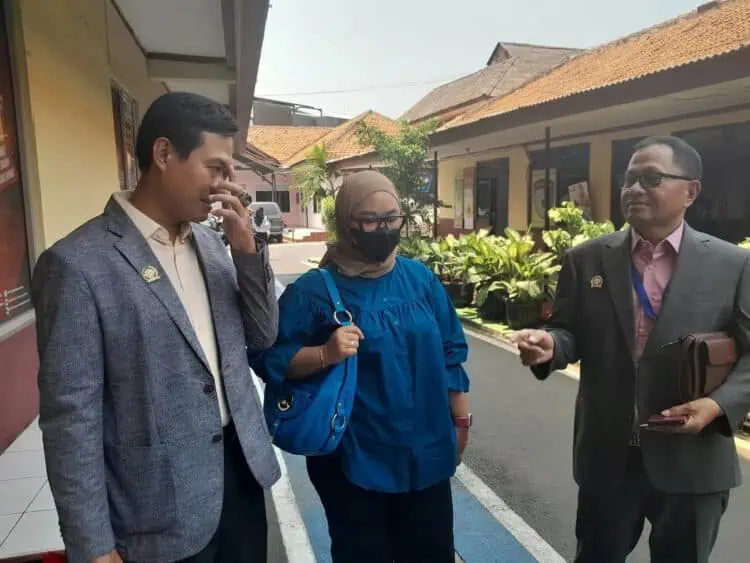 Korban Kasus Percaloan Pegawai Satpol PP Tangsel Sambangi Markas Polisi