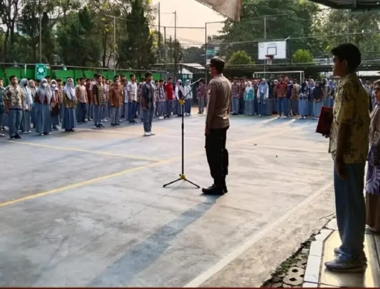 Aparat Polsek Pondok Aren Datangi 10 Sekolah