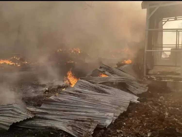 Api Masuk Ke Permukiman Warga, Rumah dan Lapak di TPA Rawa Kucing  Terbakar