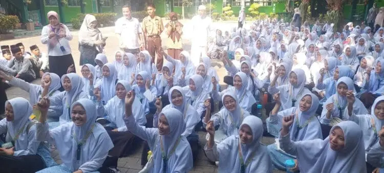 Atasi Anemia, 300 Santriwati Ponpes Tarmub Pasir Nangka Serentak Minum Tablet Tambah Darah