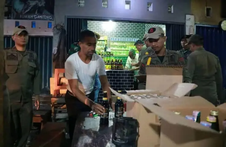 Satpol PP Kota Tangerang Sita 174 Botol Miras dari Wilayah Neglasari