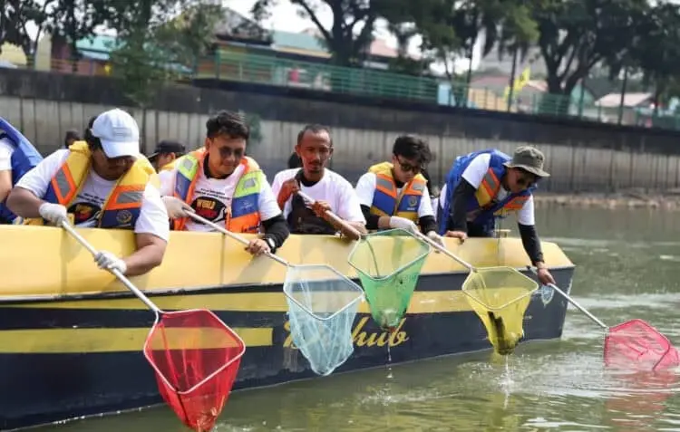 Bersih-bersih Sungai Cisadane, Sampah Plastik hingga Styrofoam Ditemukan