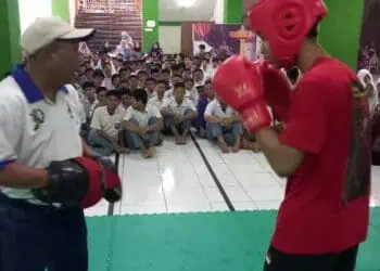 Pelajar SMA dan SMK Global Asy-Syakirin Diajak Berlatih Tinju