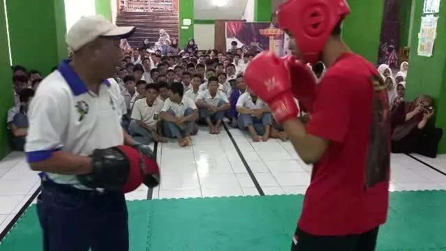 Pelajar SMA dan SMK Global Asy-Syakirin Diajak Berlatih Tinju