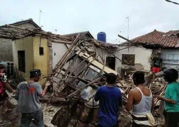 Hujan Disertai Angin Kencang Hancurkan Warga di Lebak