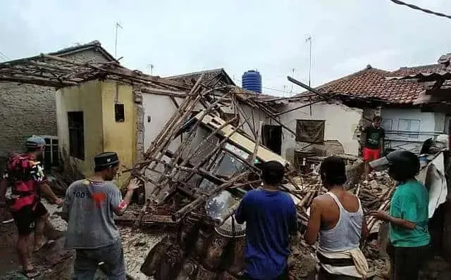 Hujan Disertai Angin Kencang Hancurkan Rumah Warga di Lebak