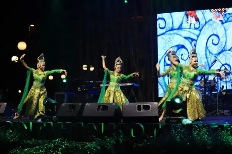 Berjalan di Bawah Guyuran Hujan, Warga Kota Tangerang Ramaikan Malam Pembukaan Festival Budaya