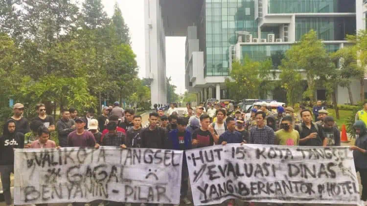 Aliansi Mahasiswa Demo Kantor Wali Kota Tangsel