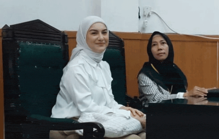 Irish Bella Tersenyum Hadiri Sidang Perceraian Tanpa Ammar Zoni