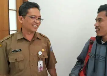 Kepala Dinsos Pandeglang, Sutoto (kiri), sedang berbincang dan memberikan penjelasan soal Bansos, Senin (6/11/2023). (FAHRIE/SATELITNEWS.COM)