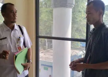 Kepala DPKPP Pandeglang, Roni (kiri), berbincang dengan wartawan, Rabu (8/11/2023). (ISTIMEWA)