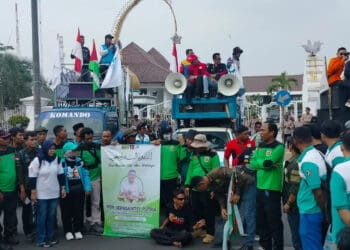 Buruh di Kabupaten Serang, minta UMK Tahun 2024 naik, Rabu (8/11/2023). (SIDIK/SATELITNEWS.COM)