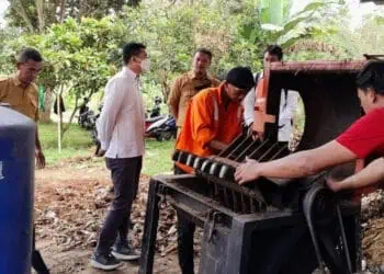 Masyarakat mengolah sampah menjadi BBJP, untuk dikirim ke PLTU Banten 2 Labuan. (FAHRIE/SATELITNEWS.COM)