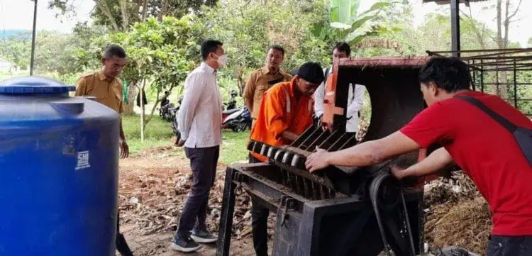 Masyarakat mengolah sampah menjadi BBJP, untuk dikirim ke PLTU Banten 2 Labuan. (FAHRIE/SATELITNEWS.COM)