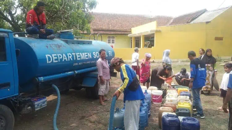Bantuan air bersih untuk masyarakat terdampak kemarau panjang, masih terus dilakukan. (ISTIMEWA)