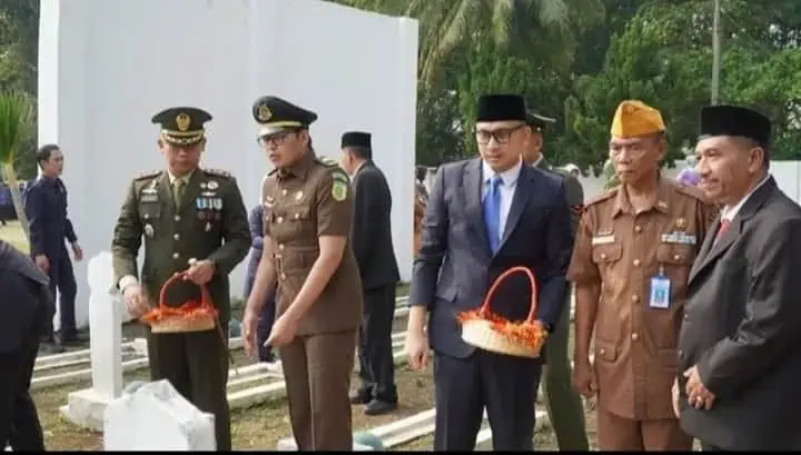 Wabup Pandeglang Tanto Warsono Arban, tabur bunga di Taman Makam Pahlawan Cihaseum, Kabupaten Pandeglang, beberapa waktu lalu. (ISTIMEWA)