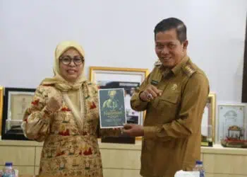 Ketua KDEKS Provinsi Banten, Siti Ma'rifah, menerima cenderamata dari Wali Kota Serang, Syafruddin, beberapa hari lalu. (ISTIMEWA)