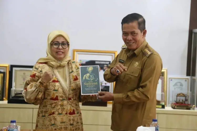 Ketua KDEKS Provinsi Banten, Siti Ma'rifah, menerima cenderamata dari Wali Kota Serang, Syafruddin, beberapa hari lalu. (ISTIMEWA)