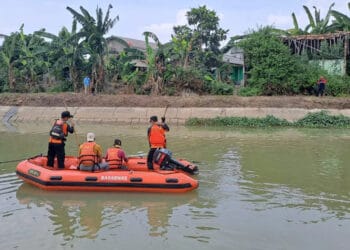 Tim gabungan saat melakukan pencarian korban tenggelam. (ISTIMEWA)