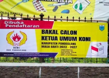 Spanduk propaganda pembukaan calon ketua umum KONI Pandeglang, terpampang di Alun - alun setempat, Selasa (14/11/2023). (ISTIMEWA)