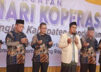 Anggota koperasi dan petugas Baznas Pandeglang, berdoa bersama untuk Palestina. (ISTIMEWA)