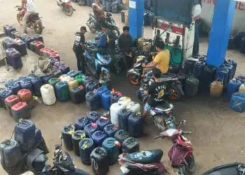 Sejumlah nelayan antre untuk mendapatkan BBM, di SPBN Labuan. (DOKUMEN/ SATELITNEWS.COM)