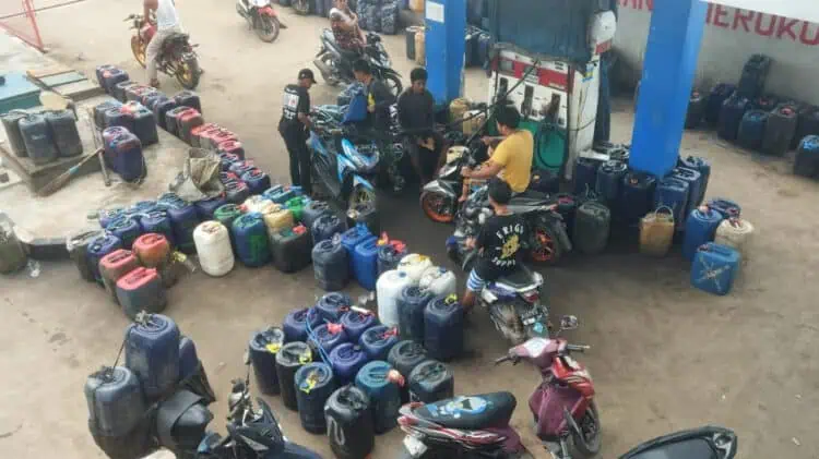 Sejumlah nelayan antre untuk mendapatkan BBM, di SPBN Labuan. (DOKUMEN/ SATELITNEWS.COM)