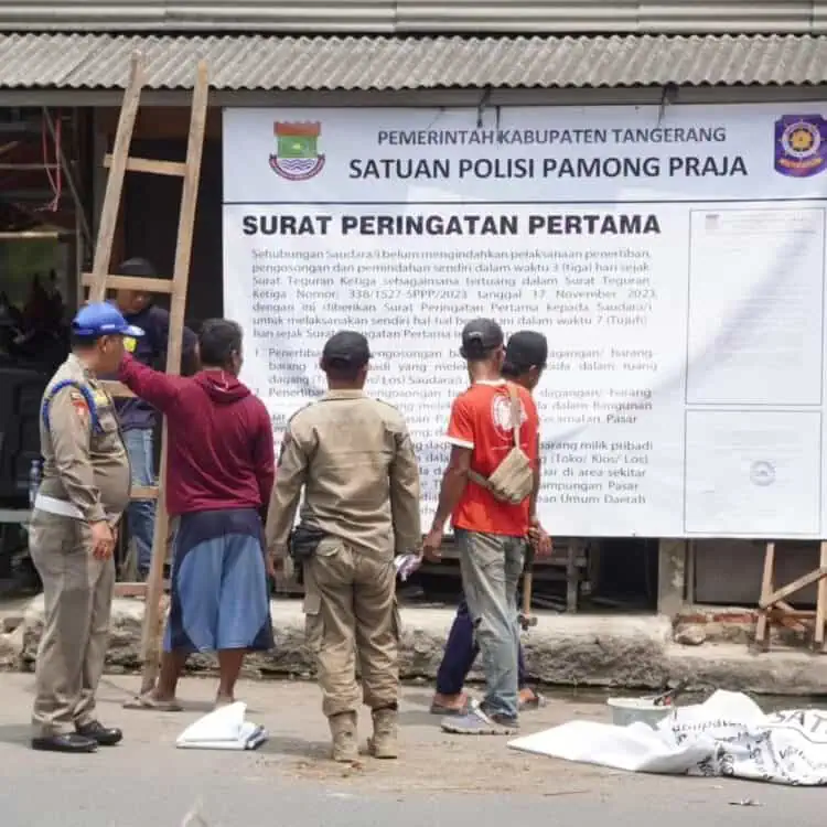 Satpol PP Pasang Baliho Pengosongan Pasar Kutabumi