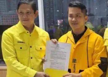 Fitron Nur Ikhsan (kanan), terima SK DPP Partai Golkar soal pengusungan Calon Bupati Pandeglang periode 2024 - 2029. (ISTIMEWA)