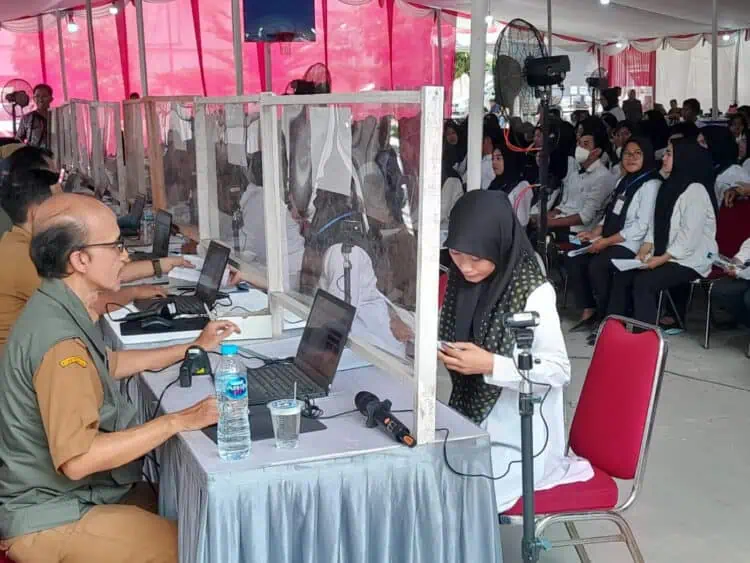 Sejumlah peserta seleksi P3K melakukan persiapan. (ISTIMEWA)