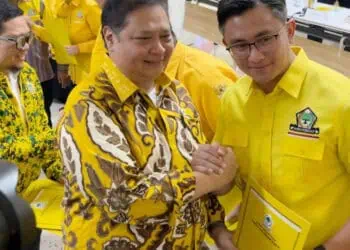 Andika Hazrumy (kanan), bersalaman dengan Ketua Umum Partai Golkar Airlangga Hartarto. (ISTIMEWA)