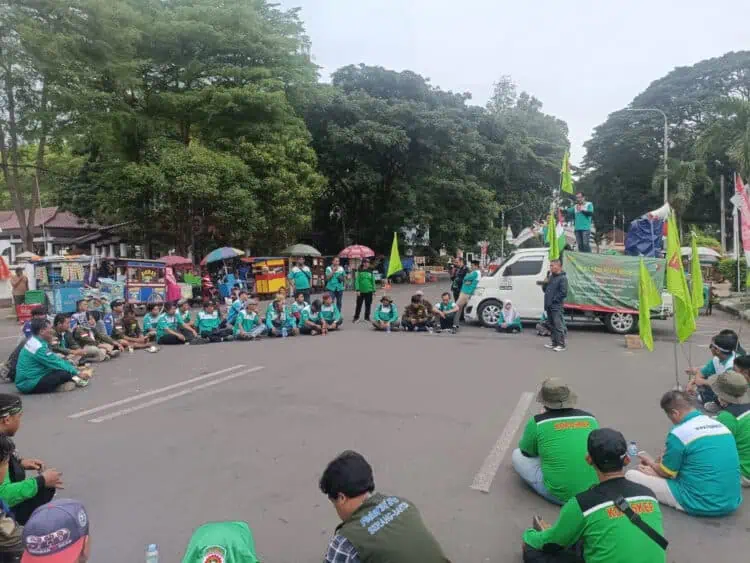 Kawal Pleno Dewan Pengupahan, Buruh di Kabupaten Serang Kembali Berunjuk Rasa 