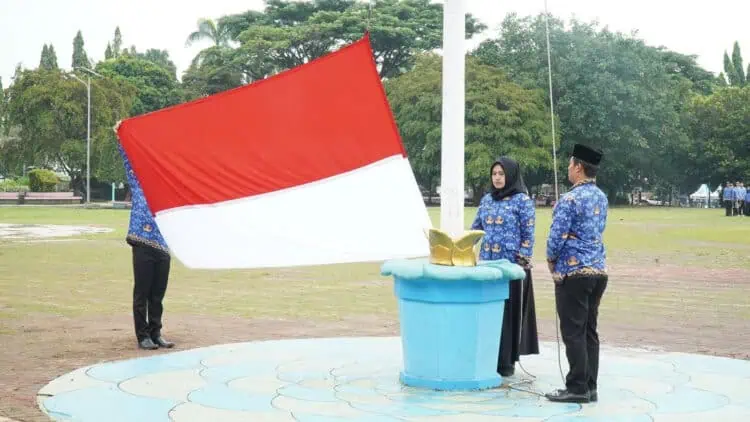 Pengibaran bendera Merah - Putih, di acara HUT Korpri di Alun-alun Pandeglang, Rabu (29/11/2023). (FAHRIE/SATELITNEWS.COM)